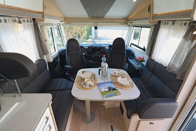 Der geräumige Wohnbereich überzeugt auf Anhieb und bietet auch genug Platz für eine grössere Runde.