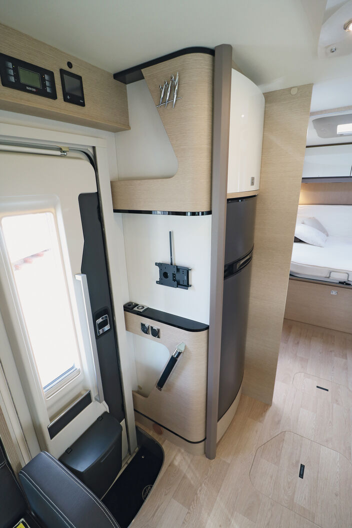 Gut gemachter Eingangsbereich mit praktischen Haken, Ablagen und TV-Halter.