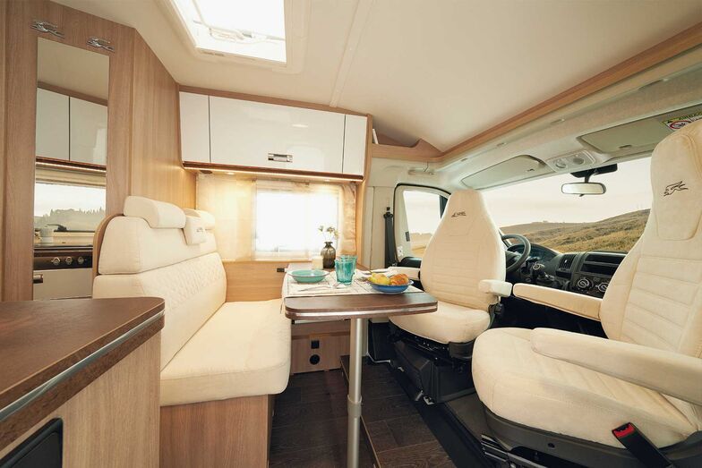 Halbdinette und drehbare Cockpitsessel bilden den Wohnraum.