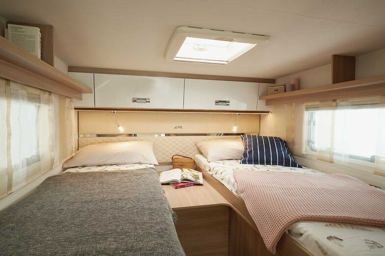 Die Einzelbetten im Heck können mit einem Zusatzpolster zu einem grossen Doppelbett vereint werden.