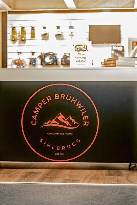 Le nouveau logo s’affiche clairement sur le comptoir.