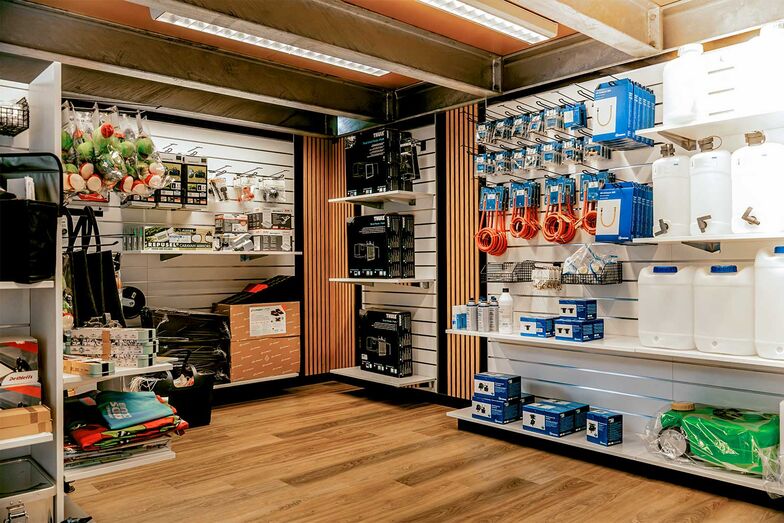 La nouvelle boutique d’accessoires s’étend sur deux étages.