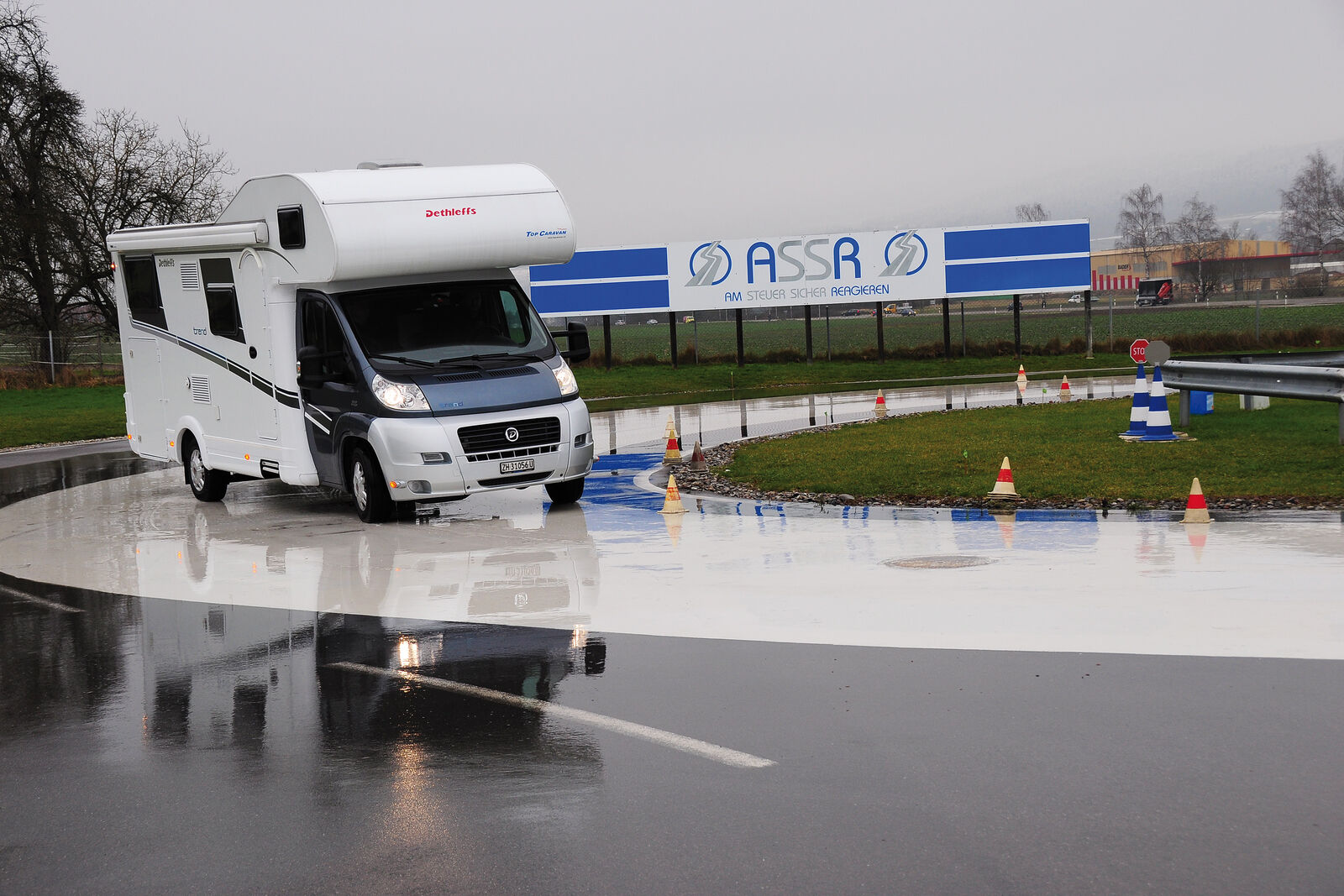 Ein übersteuerndes Wohnmobil in einer Kurve abzufangen oder beim…
