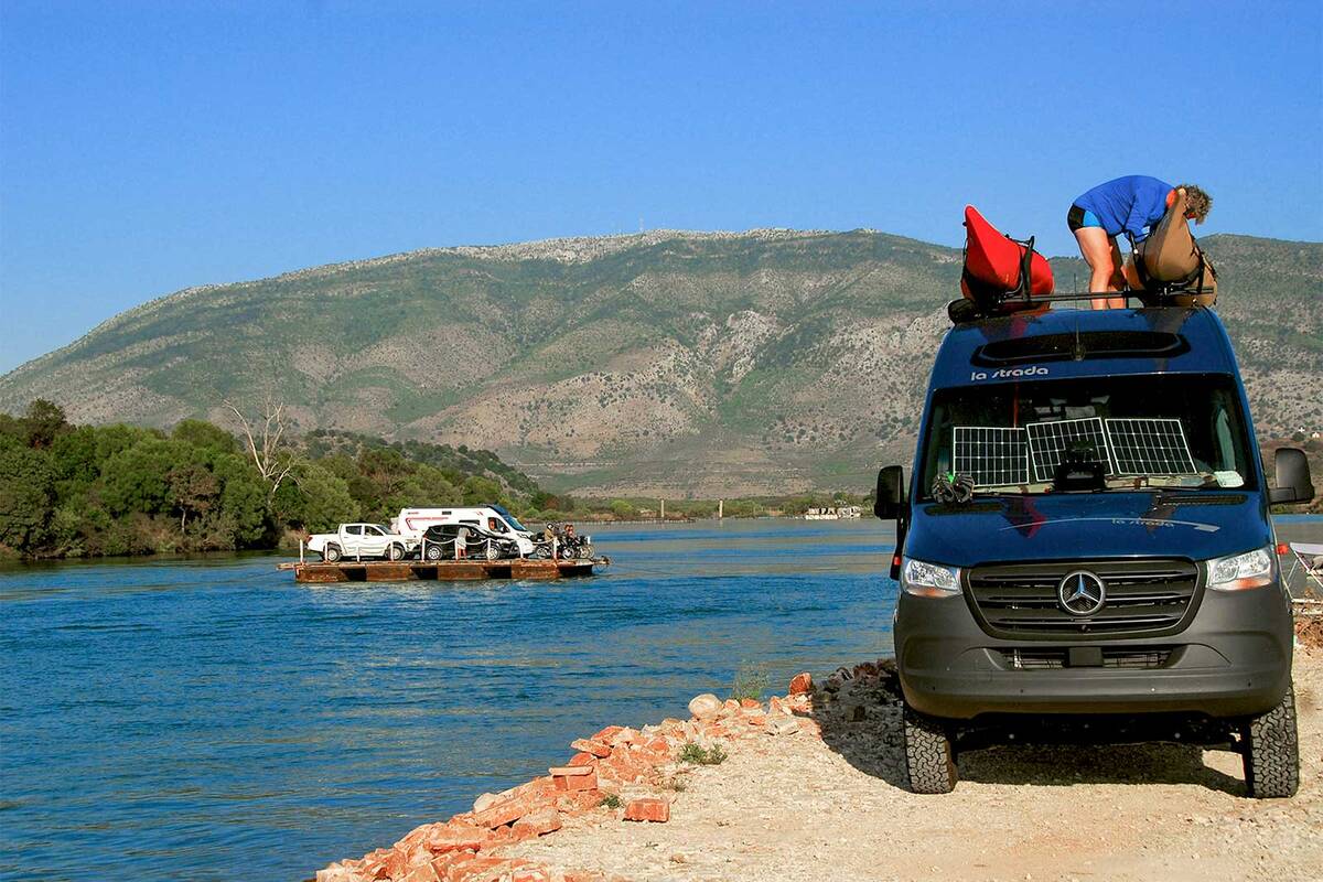 L’aventure avec un grand A : près de Butrint, nous traversons la rivière avec notre véhicule à bord d’un vieux bac en bois.