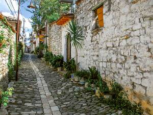 Rues pavées et façades blanches : Berat, classée au patrimoine mondial de l’UNESCO depuis 2008, séduit par son charme ottoman.