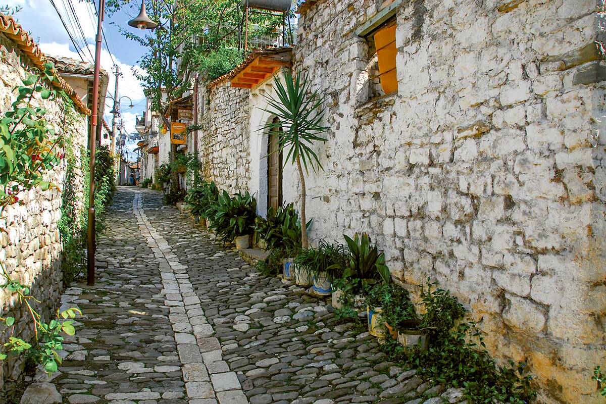 Rues pavées et façades blanches : Berat, classée au patrimoine mondial de l’UNESCO depuis 2008, séduit par son charme ottoman.