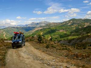 Des pistes de 4×4 poussiéreuses sur les hauts plateaux albanais : l’aventure commence vraiment ici.