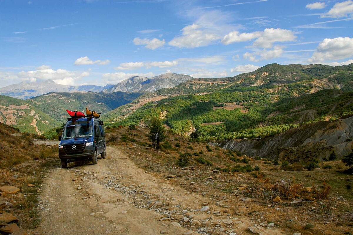 Des pistes de 4×4 poussiéreuses sur les hauts plateaux albanais : l’aventure commence vraiment ici.