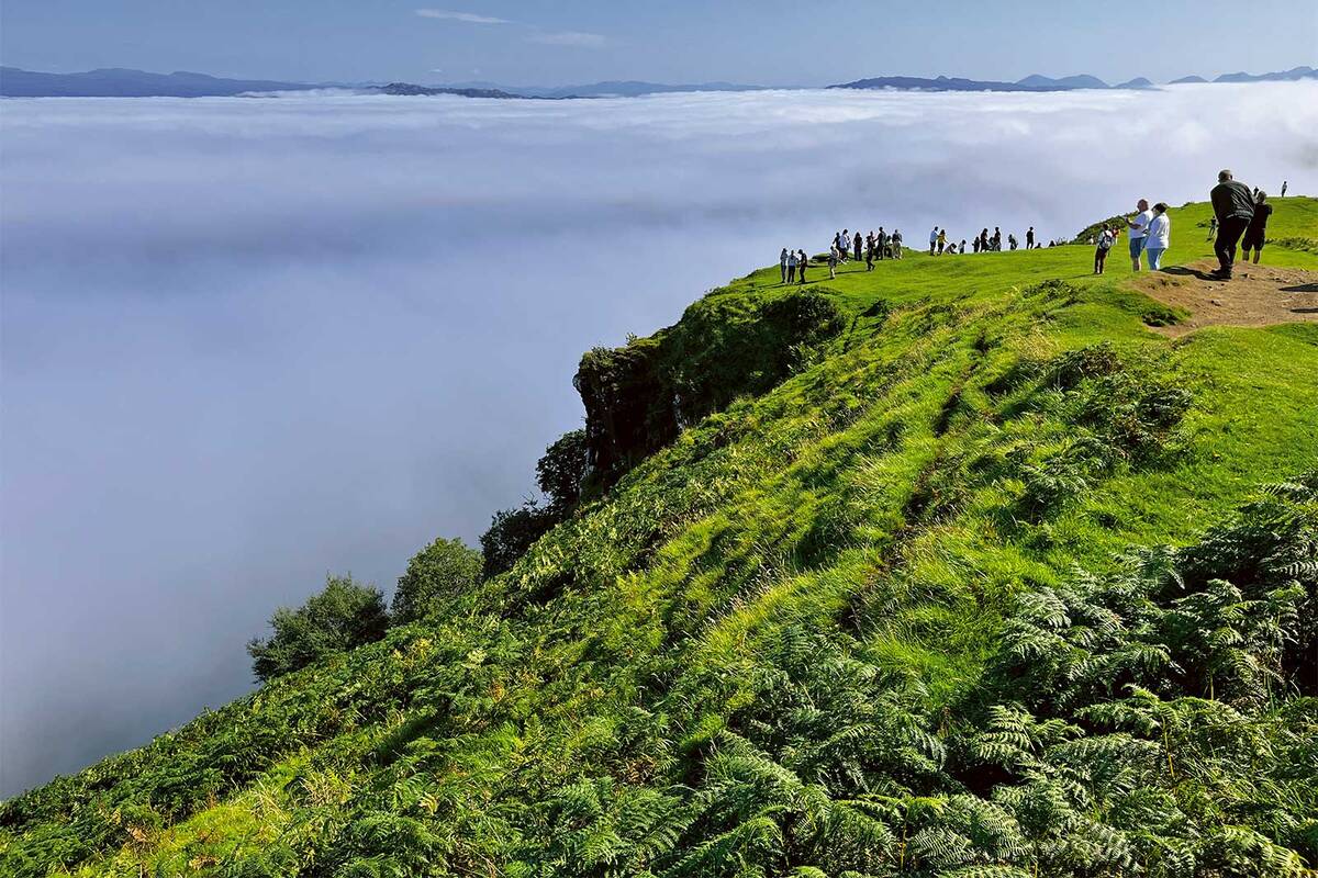 Wandern bis über die Wolken – ein spektakuläres Naturschauspiel hoch über der Nebeldecke bei Staffin auf der Isle of Skye.