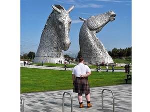 «The Kelpies» des Bildhauers Andy Scott, zwei rund 30 Meter hohe Pferdeköpfe aus rostfreiem Stahl, zählen zu den imposantesten Skulpturen Schottlands.