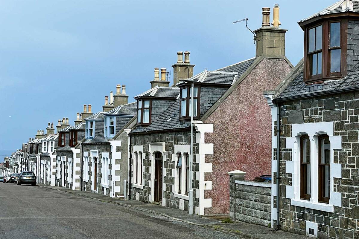 Sur Admiralty Street à Portknockie : des maisons mitoyennes symétriques aux encadrements de fenêtres blancs très marqués.