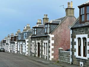 Sur Admiralty Street à Portknockie : des maisons mitoyennes symétriques aux encadrements de fenêtres blancs très marqués.