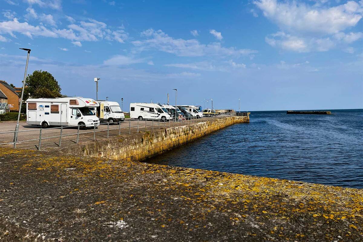 Helmsdale Harbour, sur la côte écossaise, est un lieu de stationnement apprécié des camping-caristes ; il est financé sur la base de dons volontaires.