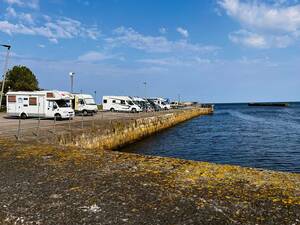 Helmsdale Harbour, sur la côte écossaise, est un lieu de stationnement apprécié des camping-caristes ; il est financé sur la base de dons volontaires.