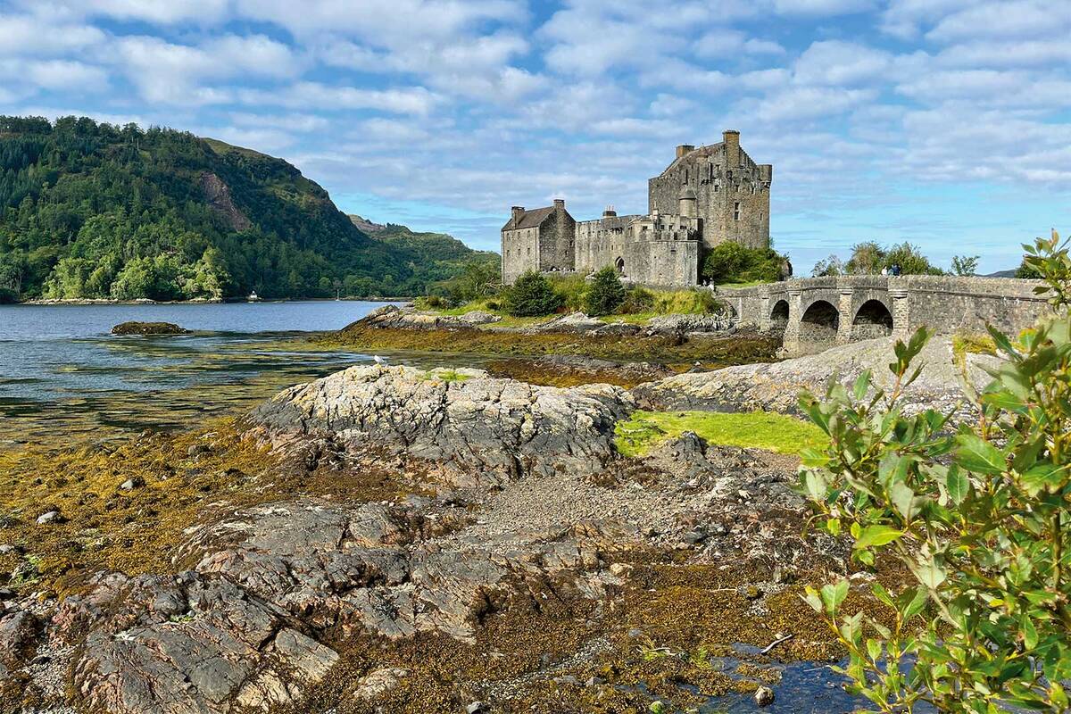 Le château d’Eilean Donan, à l’ouest de l’Écosse, a servi de décor à plusieurs films, dont Highlander et James Bond : « Le monde ne suffit pas ».