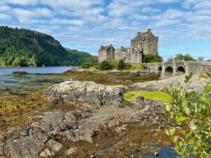 Le château d’Eilean Donan, à l’ouest de l’Écosse, a servi de décor à plusieurs films, dont Highlander et James Bond : « Le monde ne suffit pas ».