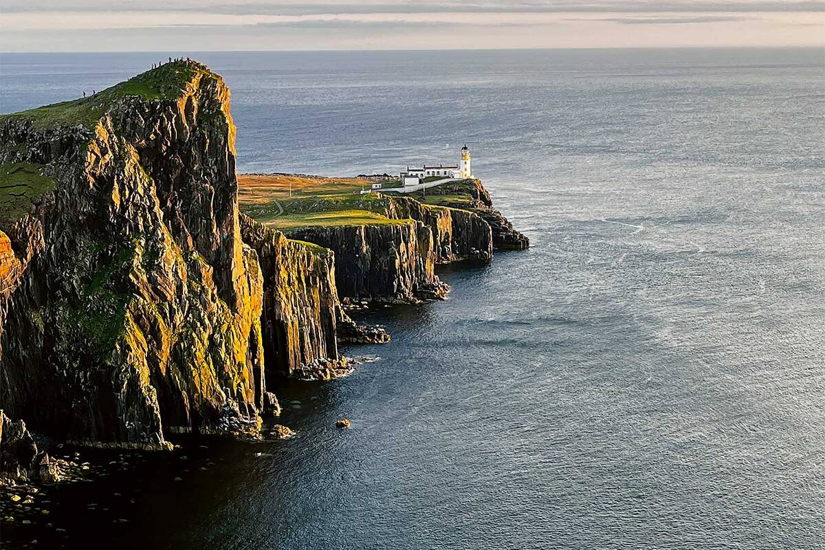 Neist Point, le point le plus à l’ouest de l’île de Skye, impressionne par son phare et ses falaises spectaculaires ; c’est un lieu très prisé pour admirer les couchers de soleil et observer les baleines.