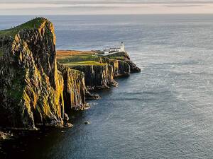 Neist Point, le point le plus à l’ouest de l’île de Skye, impressionne par son phare et ses falaises spectaculaires ; c’est un lieu très prisé pour admirer les couchers de soleil et observer les baleines.