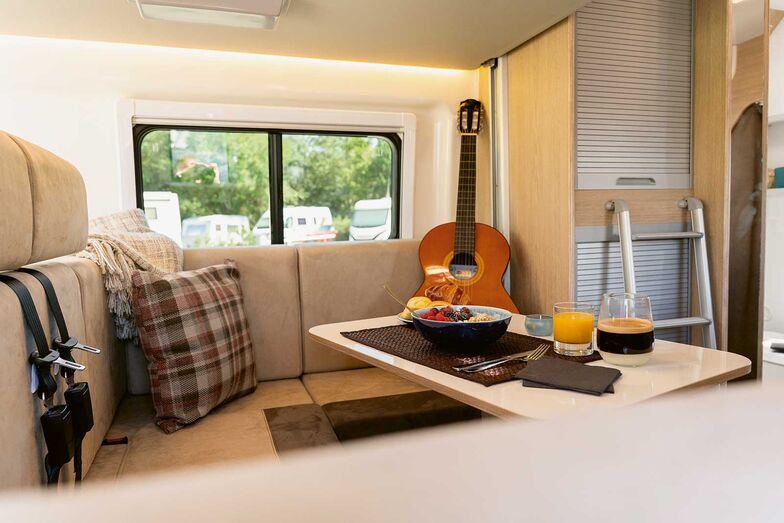 La dînette arrière ronde offre beaucoup d’espace, pour passer de bons moments ensemble.