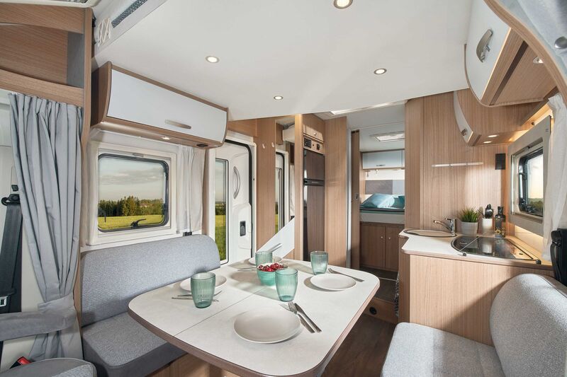 Salon confortable avec le table rabattable.