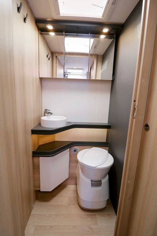 Dans la salle de bains compacte, le W.C. Pivotant permet une position d’assise optimale.