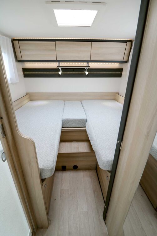 L’espace nuit doté de lits réglables en hauteur brille, en version abaissée, par sa liberté de mouvement et ses confortables matelas.