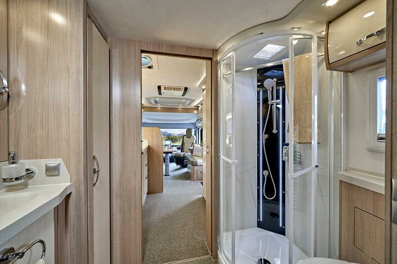 Une belle sensation d’espace dans la grande salle de douche confortable.