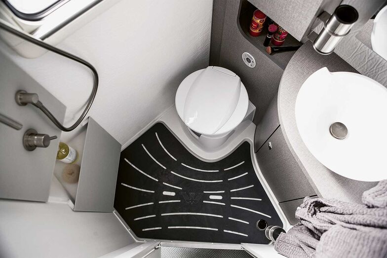 Kompakt und durchdacht: der Sanitärbereich des Oasi 540.1 mit WC, Waschbecken und Duschwanne aus glasfaserverstärktem Kunststoff.